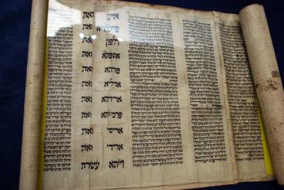 מגילת אסתר מקרקוב מוצגת בבית הכנסת ביד ושם
